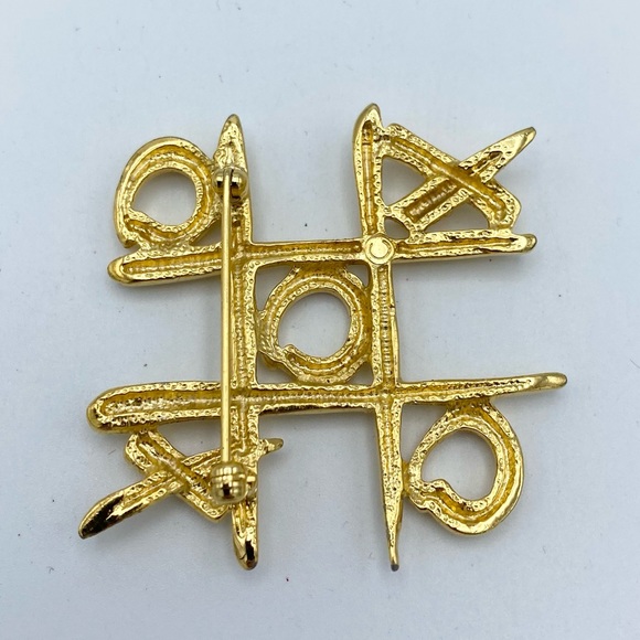 Tic Tac Toe Game Whimsical Gold Tone Fun Brooch Pin - Picture 6 of 9